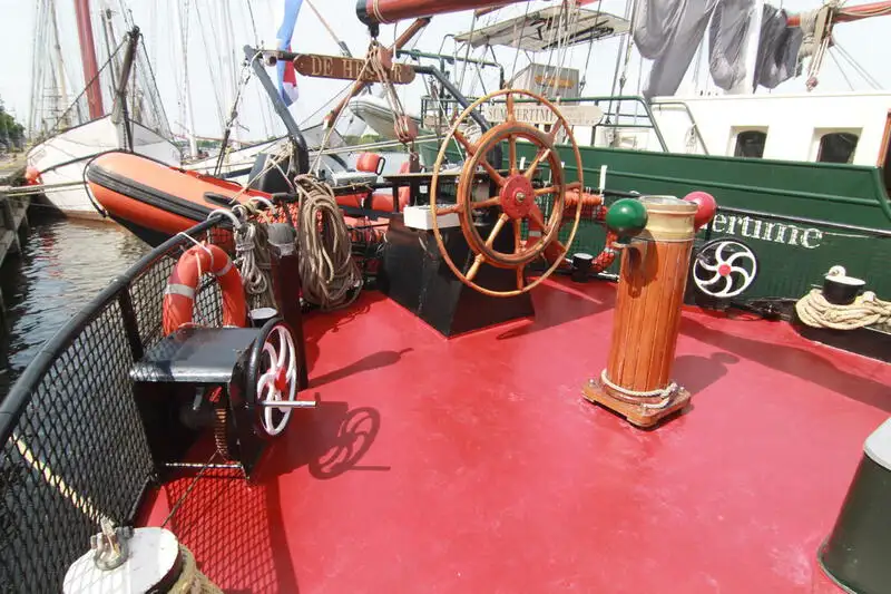 מלון צף למכירה