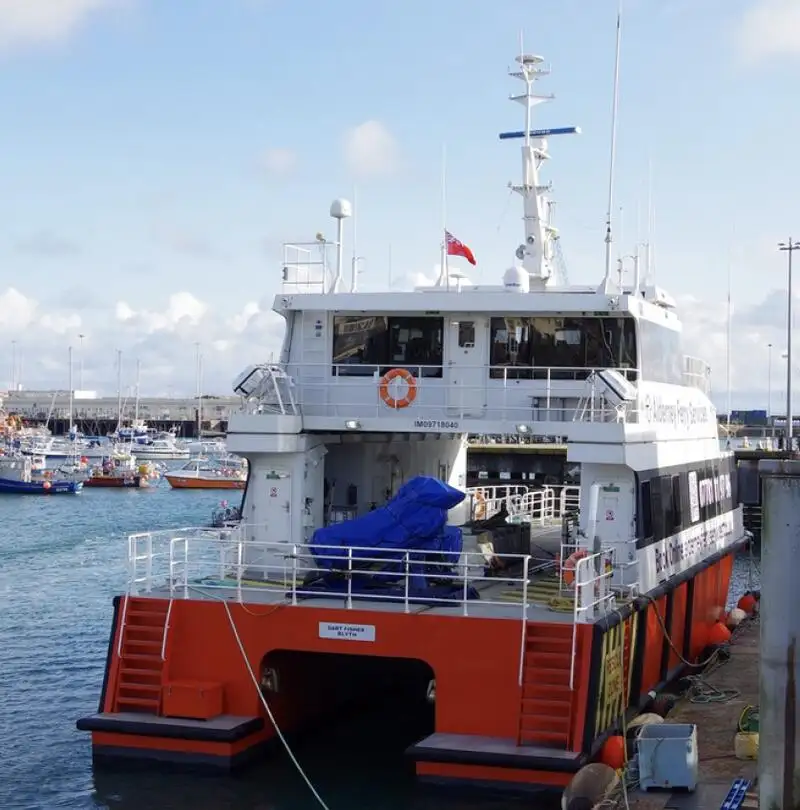 אוניית מכולות למכירה